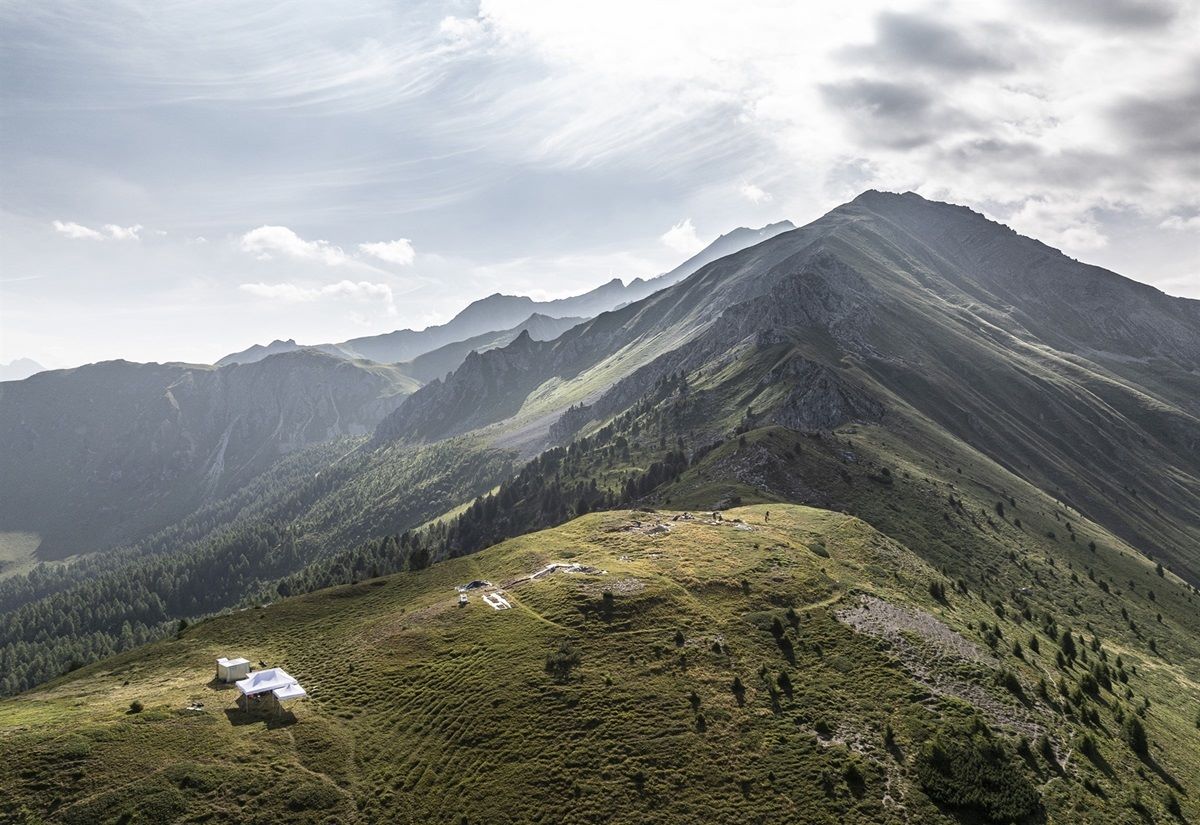 Blick auf die Fläche des römischen Militärlagers in Graubünden