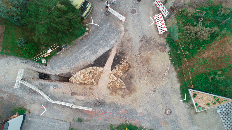 Luftbild nach der Freilegung des Turmfundaments mit Ansatz der Stadtmauer von Römhild