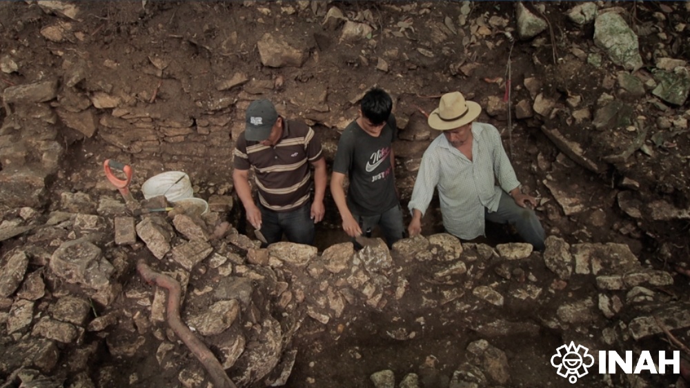 Zu sehen sind drei Personen, die in einem Grabungsschnitt in Palenque stehen, wo zahlreiche Keramikscherben Aufschluss über das Leben der Menschen in vorspanischer Zeit geben.