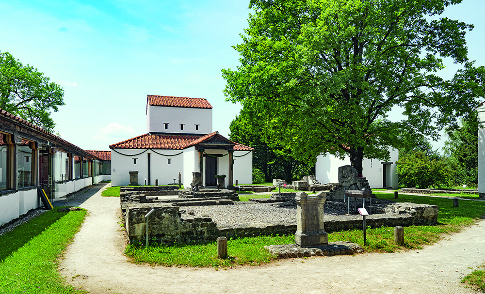 Blick auf den rekonstruierten Herkules-Tempel im Tempelbezirk des ­Archäologischen Parks Campodunum in Kempten.