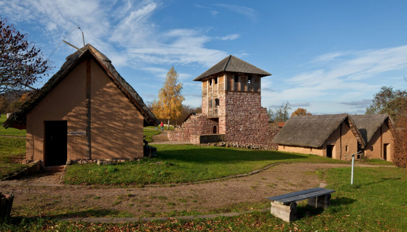 Tilleda am Kyffhäuser Königspfalz. Zangentor der Vorburg von Osten, rechts Wachhäuser, alle Hochbauten rekonstruiert.