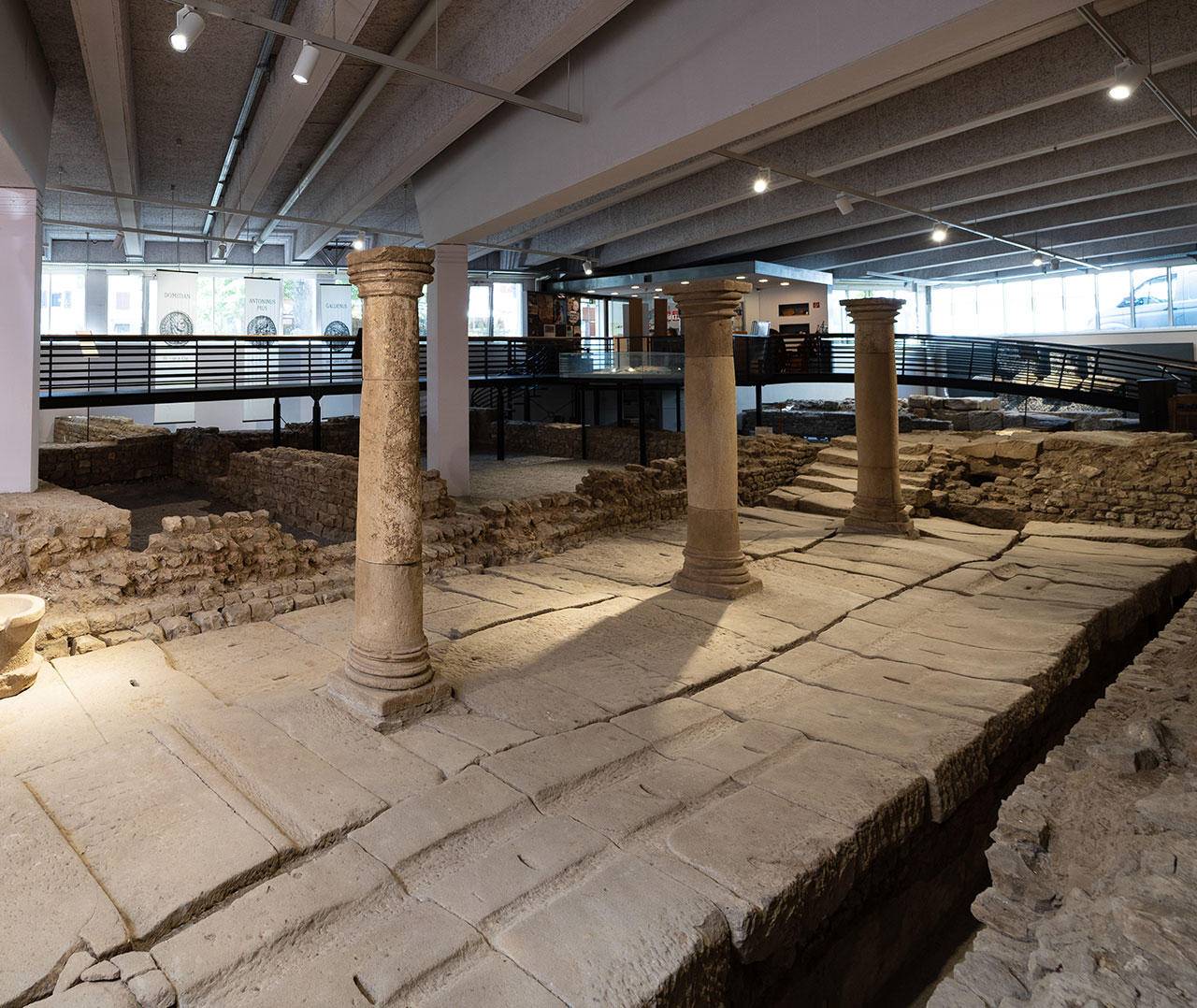 m Sumelocenna-Museum sind die ausgegrabenen Reste der antiken Stadt in den Museumsbau integriert.