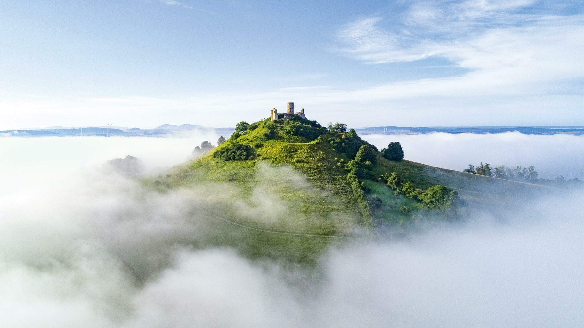 Blick auf den Desenberg mit Burgruine.