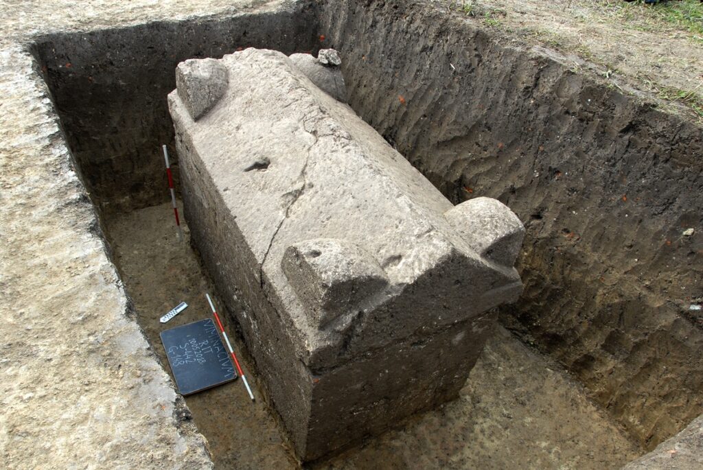 Eine außergewöhnlich reicher Sarkophagfund in Viminacium, in dem ein Mann lokaler Abstammung und eine Frau anatolischer Abstammung begraben wurden. Er enthielt mehrere Gold- und Silberobjekte, darunter zwei Goldohrringe, einen Silberspiegel, eine Silberbrosche und 151 Goldperlen.