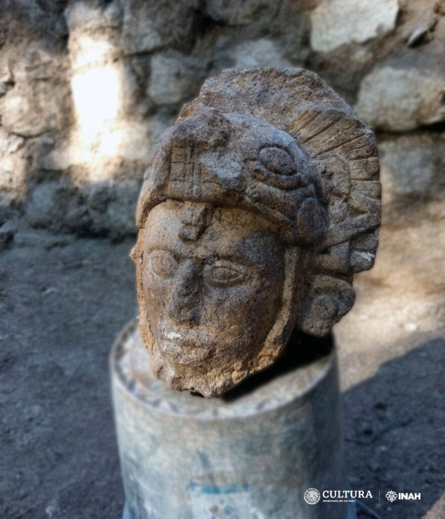 Die gut erhaltene Skulptur eines Kriegers wurde in Chichén Itzá gefunden