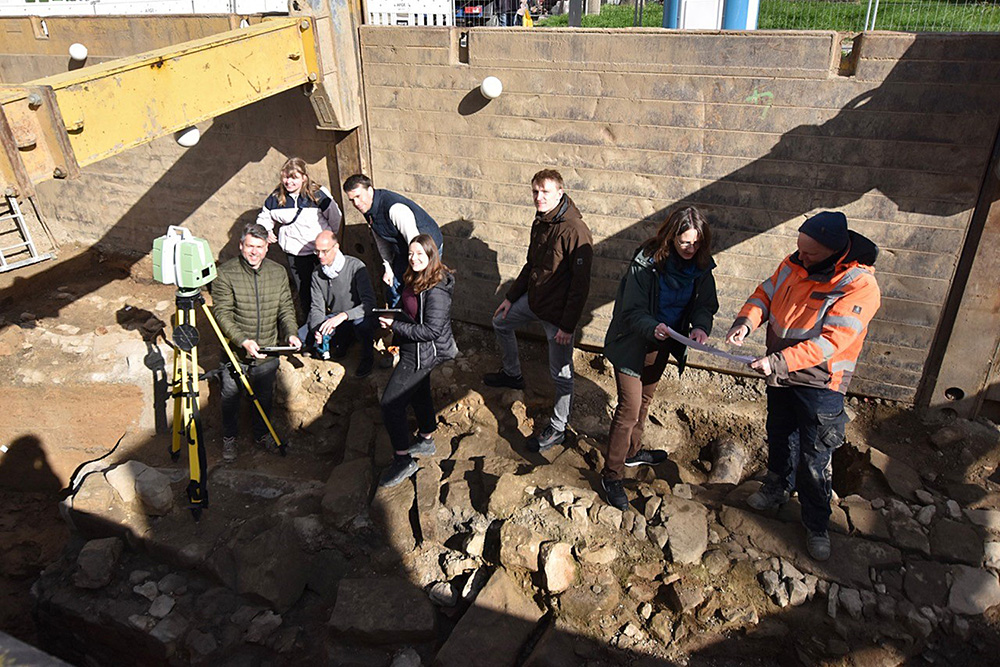 Die archäologische Bauforschung der TU Braunschweig an der Mittelalterlichen Brücke in Hildesheim ist gestartet.