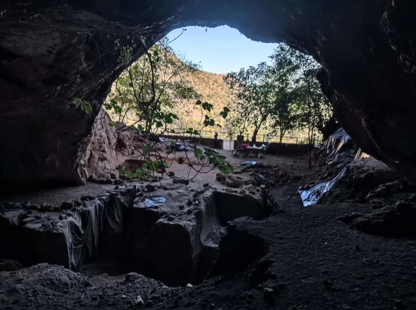Blick aus dem Höhleninneren der Taforalt-Höhle in Marokko. Ernährungsgewohnheiten, der dort lebenden Jäger und Sammler