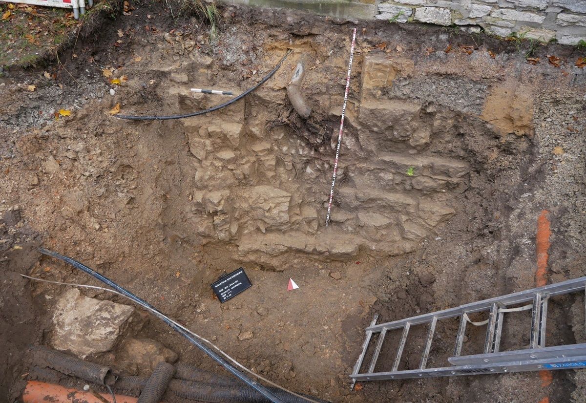 Blick auf die Überreste der Treppe in den ehemaligen Burggraben oder jüngeren Keller der Sparrenburg. In der Mitte oben deutet sich der Durchgang in die Vorburg an.