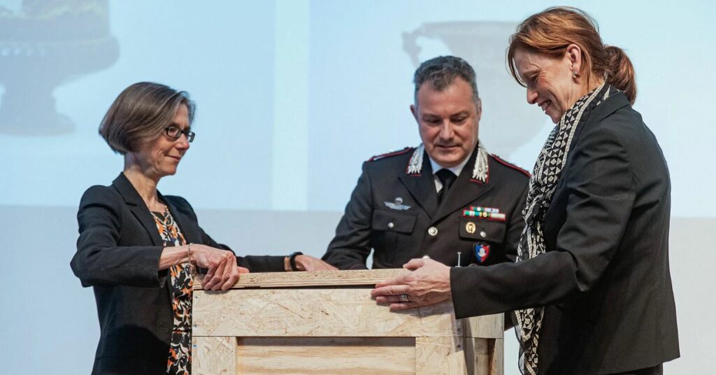 Vasen Die letzte Versandkiste für den Transport nach Italien wurde symbolisch von CAU-Präsidentin Professorin Simone Fulda, Oberstleutnant Paolo Salvatori der italienischen „Tutela Patrimonio Culturale" und Kulturministerin Karin Prien verschlossen.