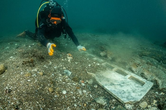 Altarteil eines versunkenen Tempels der Nabatäer in situ