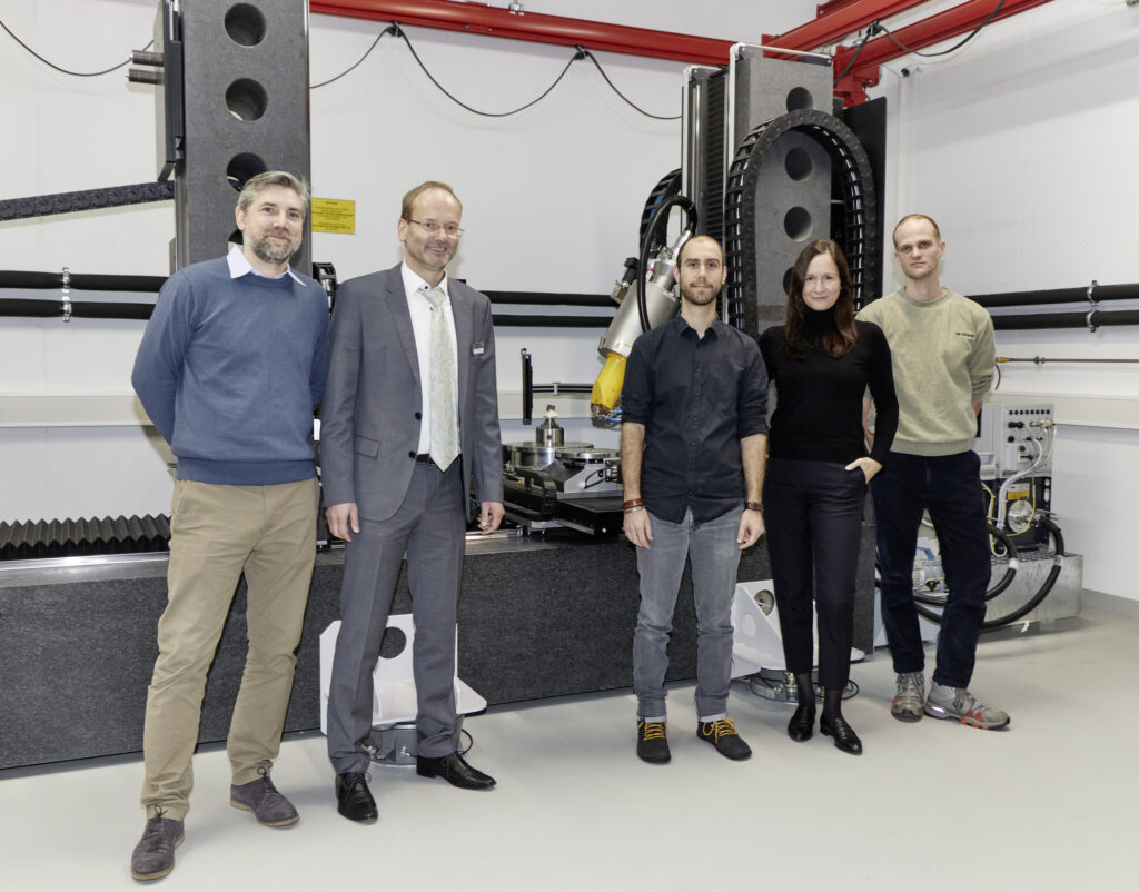 Ein internationales Forschungsnetzwerk untersucht derzeit zahlreiche steinerne Werkzeuge aus dem Fundort Melka Wakena im äthiopischen Hochland. V.l.n.r.: Henning Juknat und Frank Sieker (beide: Waygate Technologies, a Baker Hughes business), Dr. Ivan Calandra (Laborleiter für bildgebende Verfahren am LEIZA), Prof. Dr. Alexandra W. Busch (Generaldirektorin LEIZA) sowie Dr. Sören Tholen (Institut für Geowissenschaften der Johannes Gutenberg-Universität Mainz).