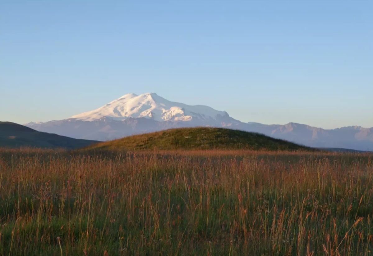 Grabhügel sind die emblematischsten archäologischen Monumente des bronzezeitlichen Eurasiens. Im Kaukasusgebirge wurden sie bis in große Höhen errichtet und markieren die Kommunikationsnetze, über die Wissen und Innovationen weitergegeben wurden.