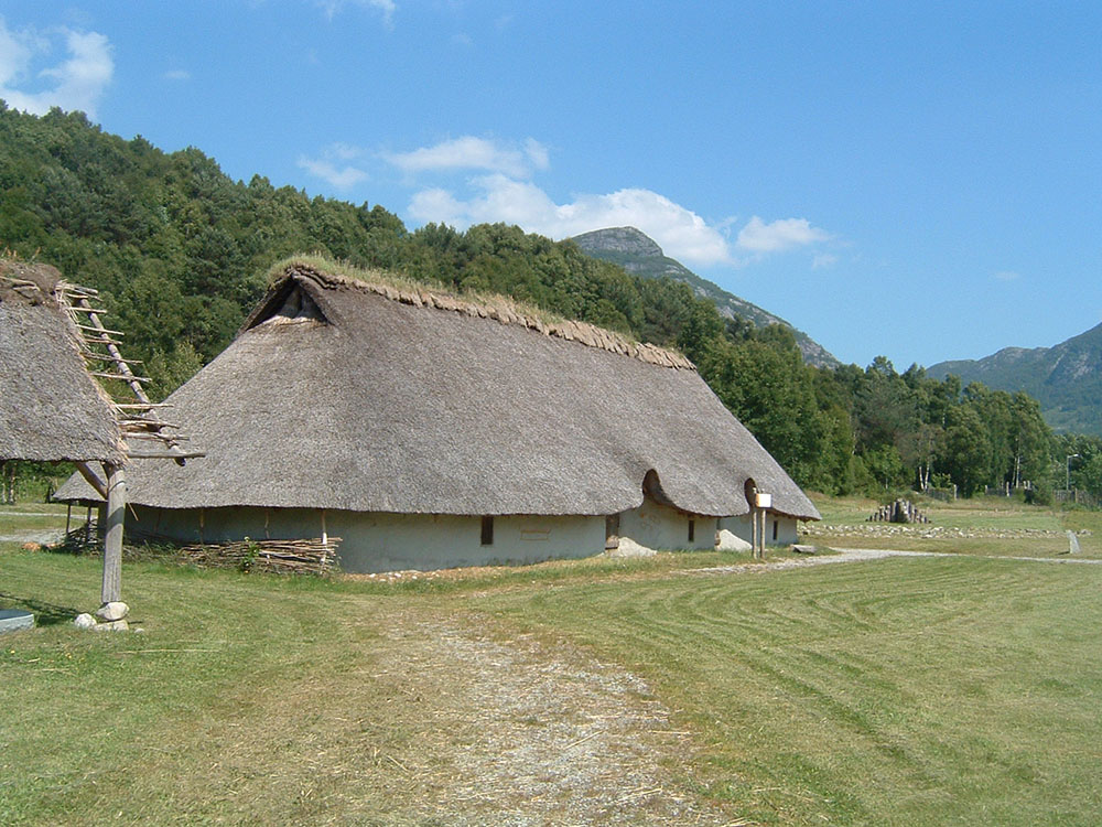 Rekonstruktion eines bronzezeitlichen Hauses nahe Forsand in Südwestnorwegen, Skandinavien. Archäologisch erfasste Hausgrundrisse aus der Jungsteinzeit und Älteren Bronzezeit lassen Rückschlüsse darauf zu, wie die damaligen Menschen mit Klimaschwankungen umgegangen sind.