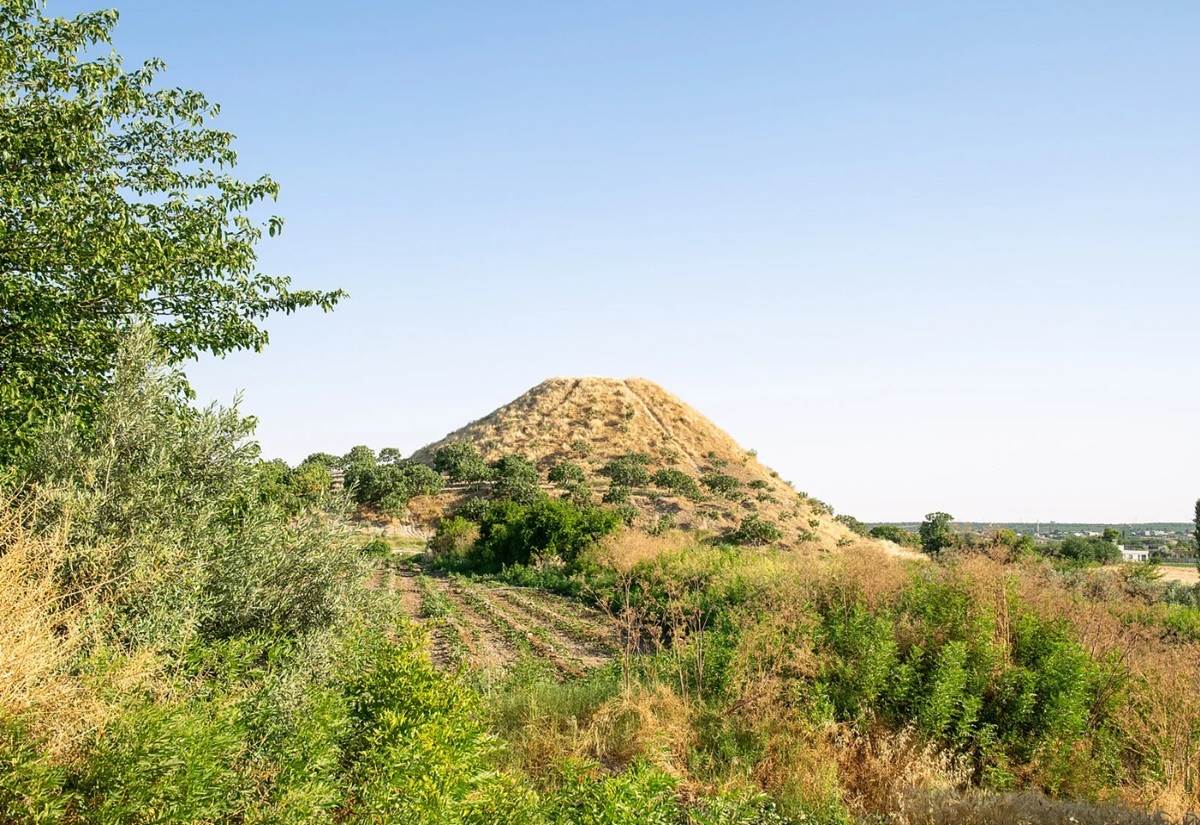 Der Siedlungshügel von Zeytinli Bahçe nahe der Stadt Birecik (Türkei). 