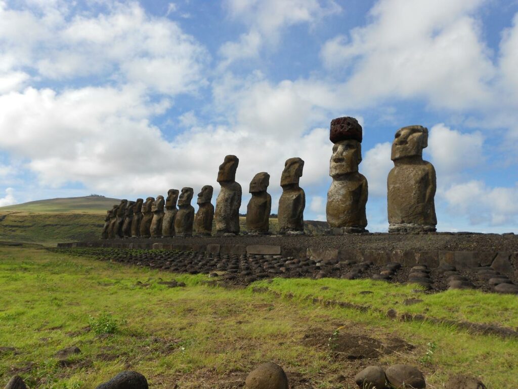 Eine restaurierte Reihe von Moai an der Südküste von Rapa Nui.