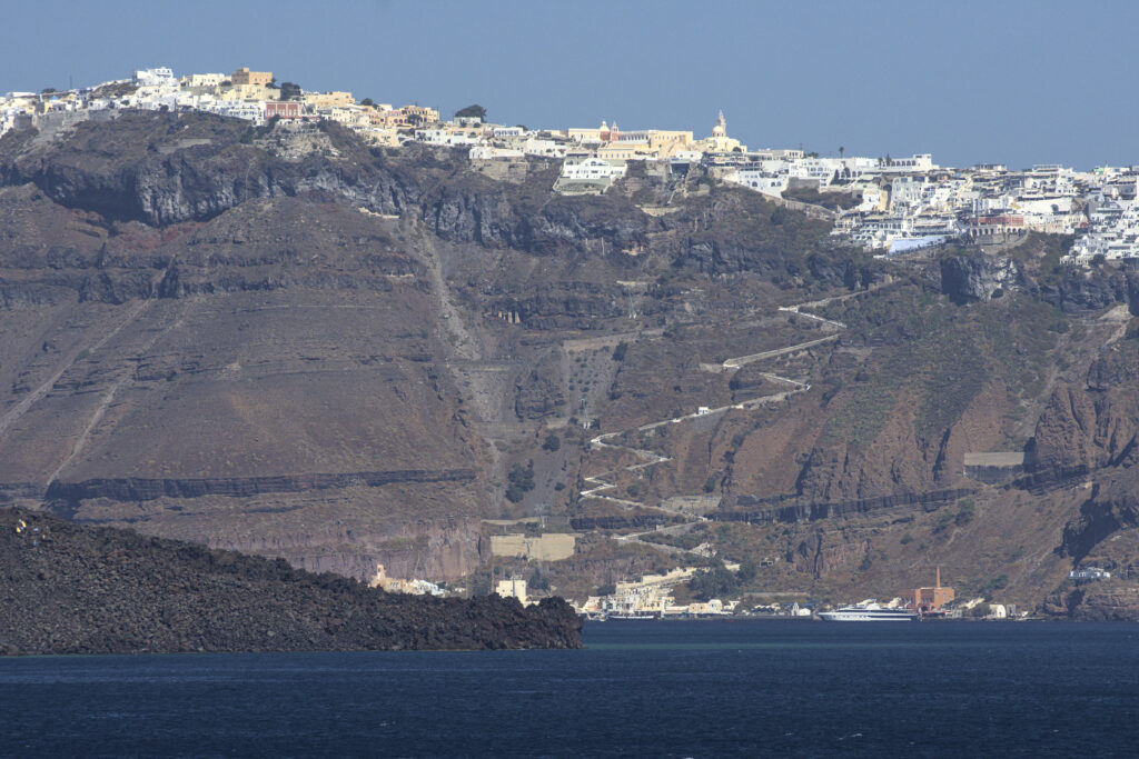 Vulkanausbruch auf Santorini schuf die typischen Caldera-Wände