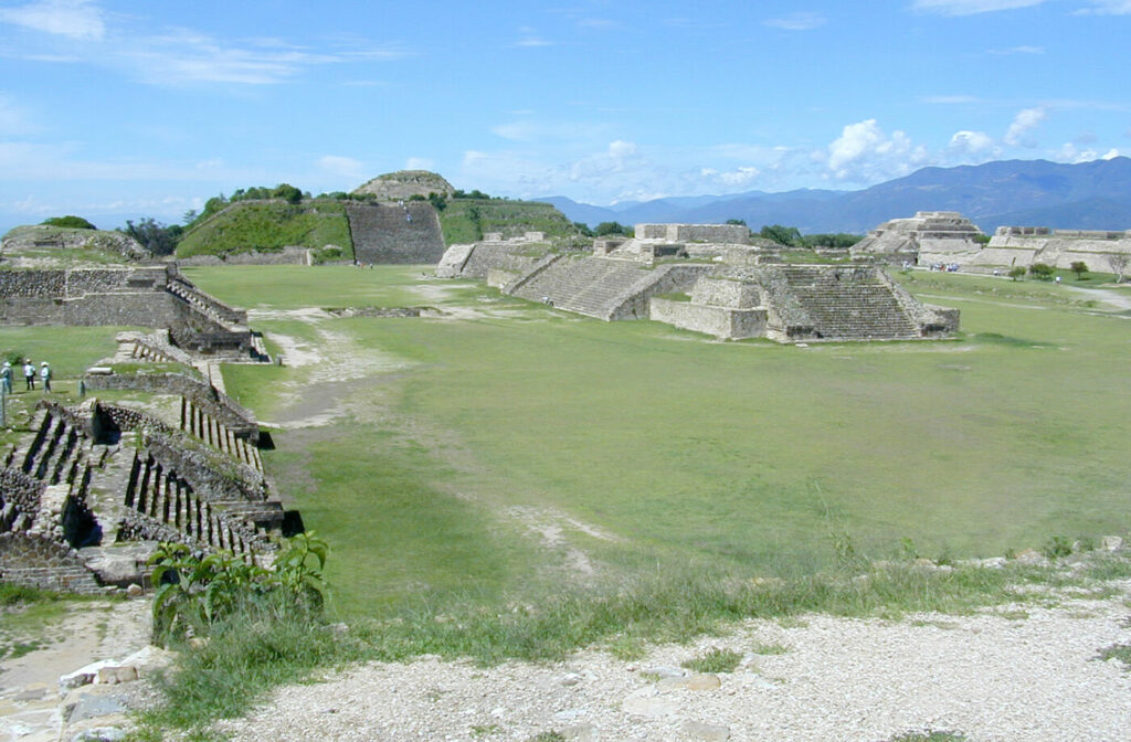 Zu sehen sind mehrere Reste von Stufenpyramiden in Monte Alban, die sich um und auf dem zentralen Platz befinden. Die Stadt selbst ist eine von 24 Städten, die dank ihrer Zusammenarbeit über 1000 Jahre bestand.