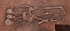 In einem späteisenzeitlichen Grab aus Euskirchen-Kuchenheim im Rheinland fand sich der abgetrennte Schädel eines Mannes zwischen zwei Männerbestattungen (150 v. Chr. – um Chr.Geburt).